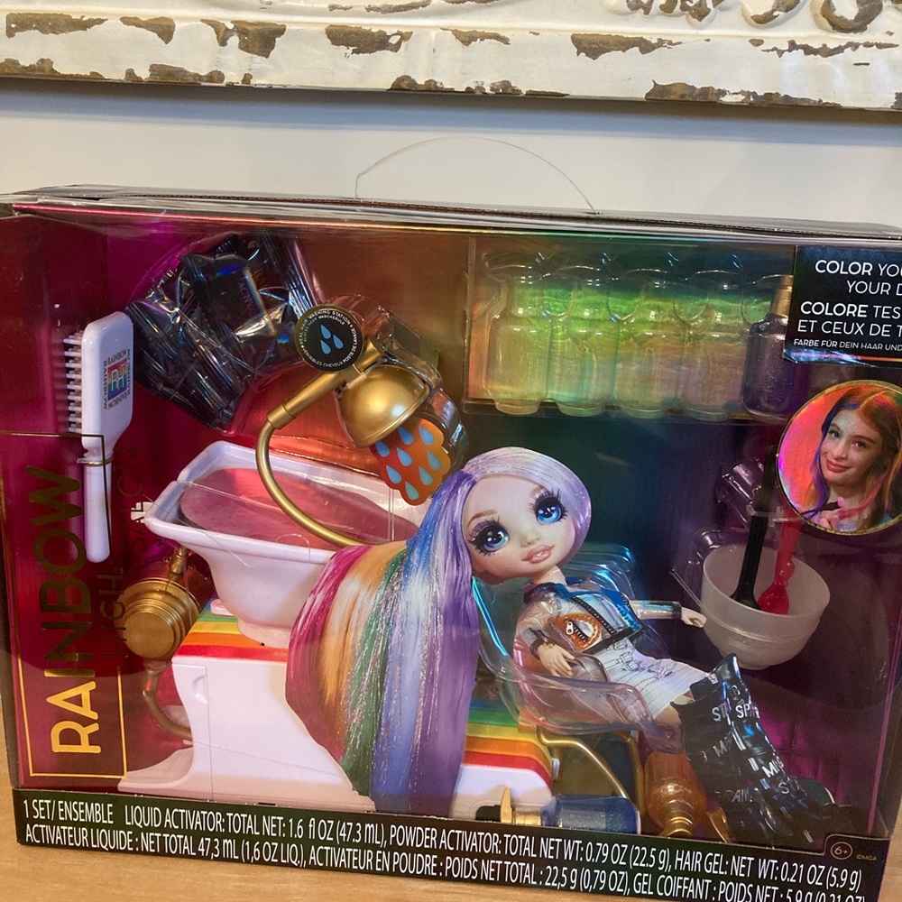 Rainbow high styling station